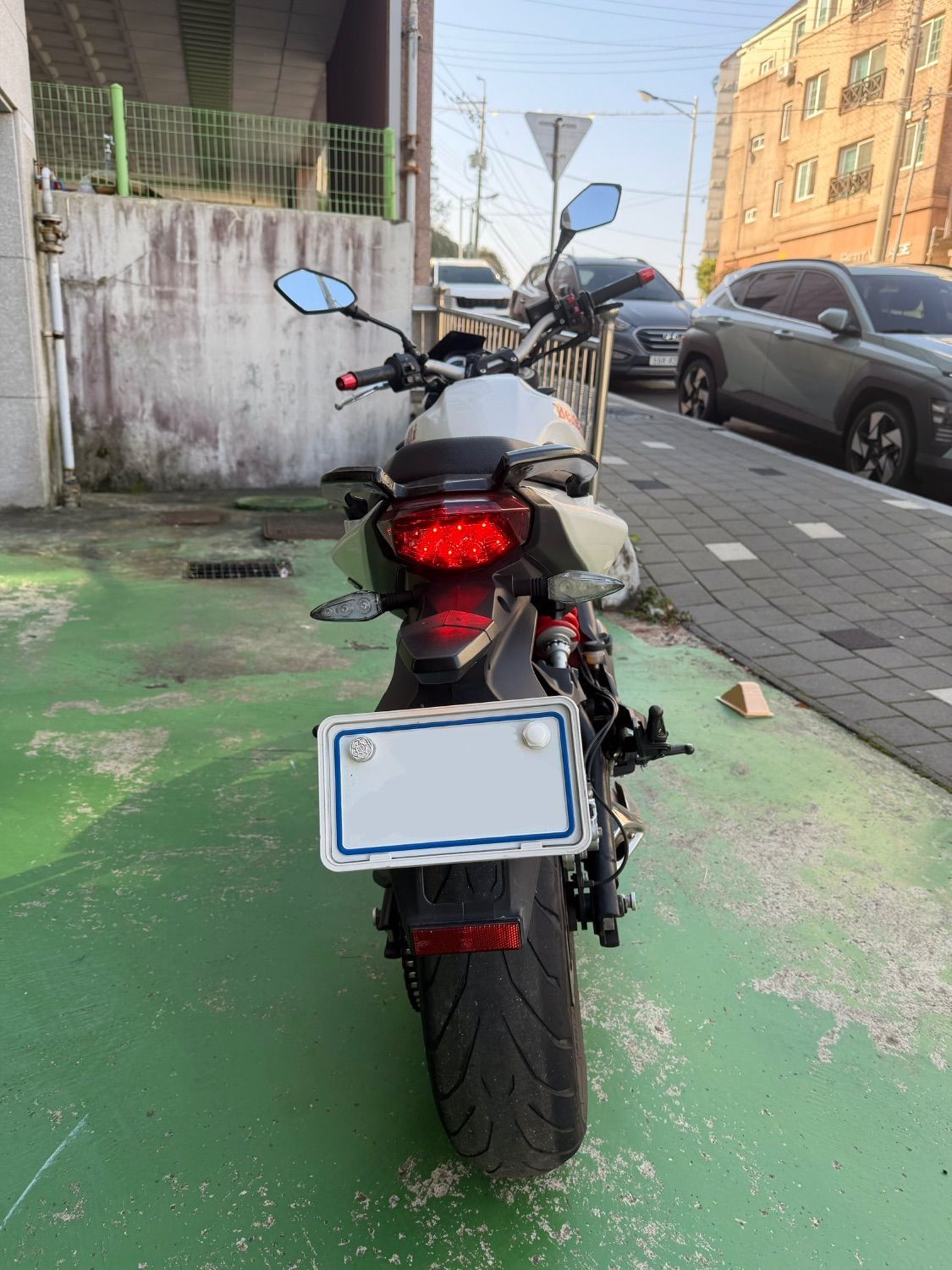 베넬리 TNT 300 ABS 8
