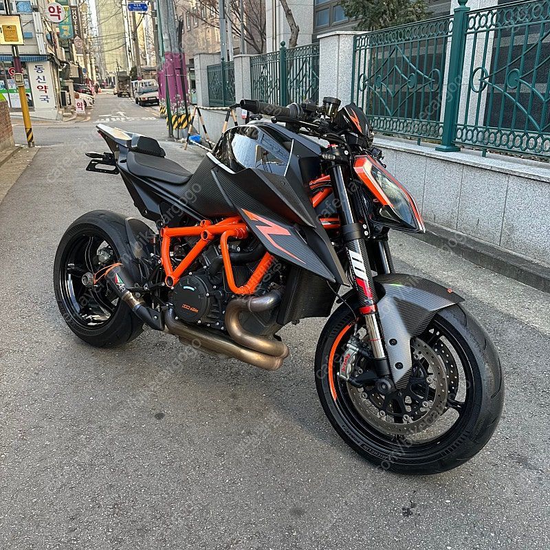 KTM 1290 슈퍼듀크 R main