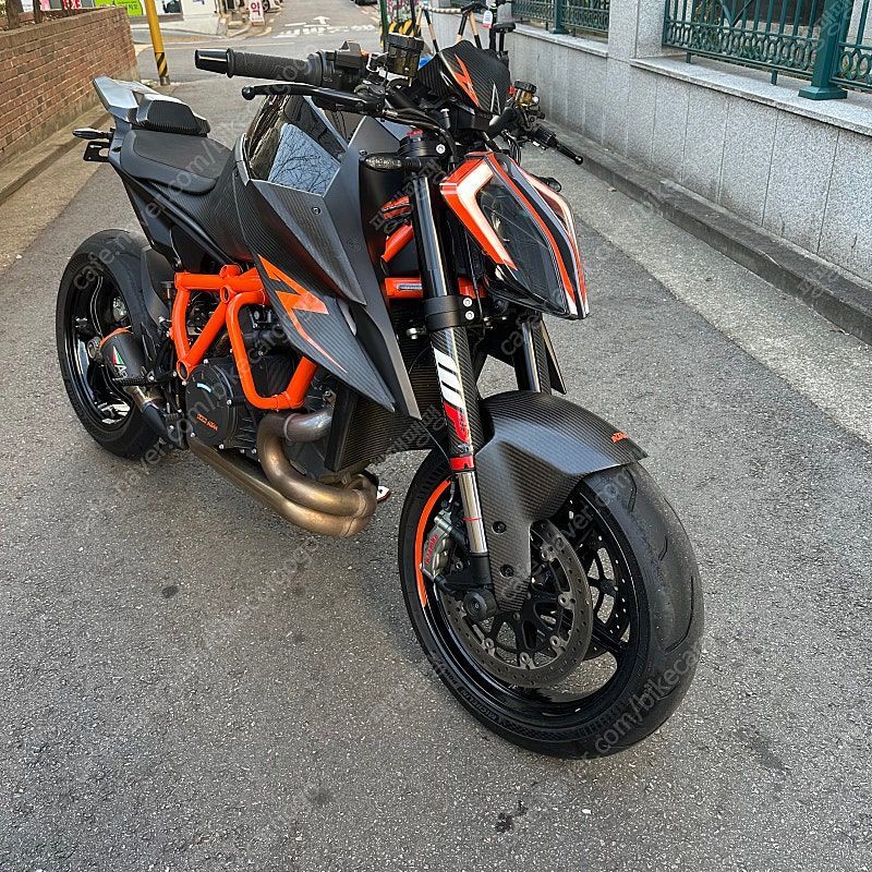 KTM 1290 슈퍼듀크 R thumb 2