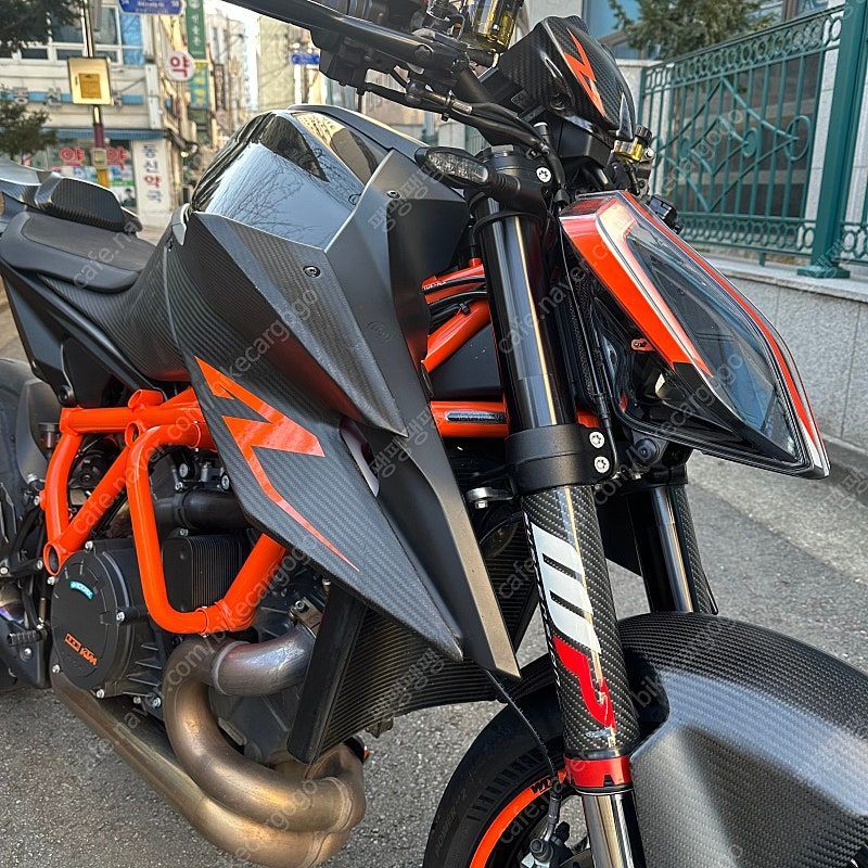 KTM 1290 슈퍼듀크 R more