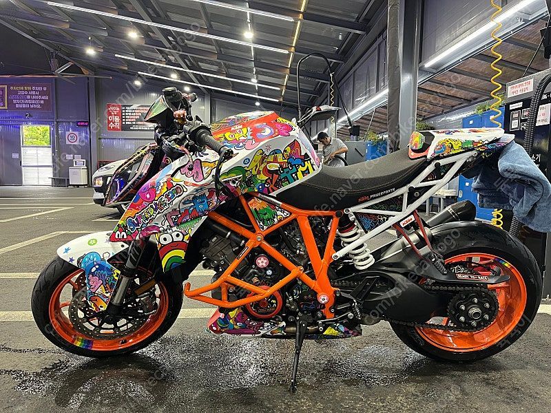 KTM 1290 슈퍼듀크 R more