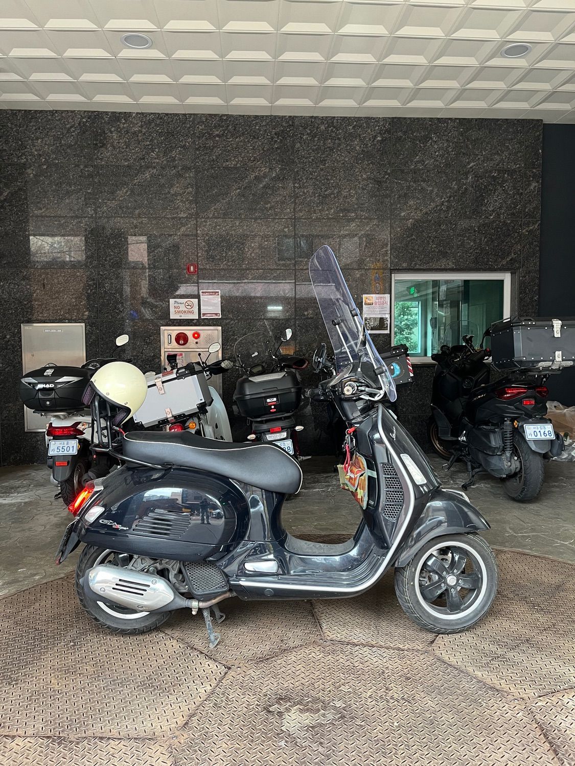 베스파 GTS 125 main