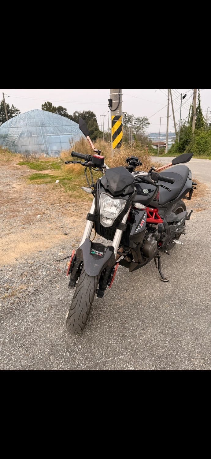 베넬리 TNT 300 main
