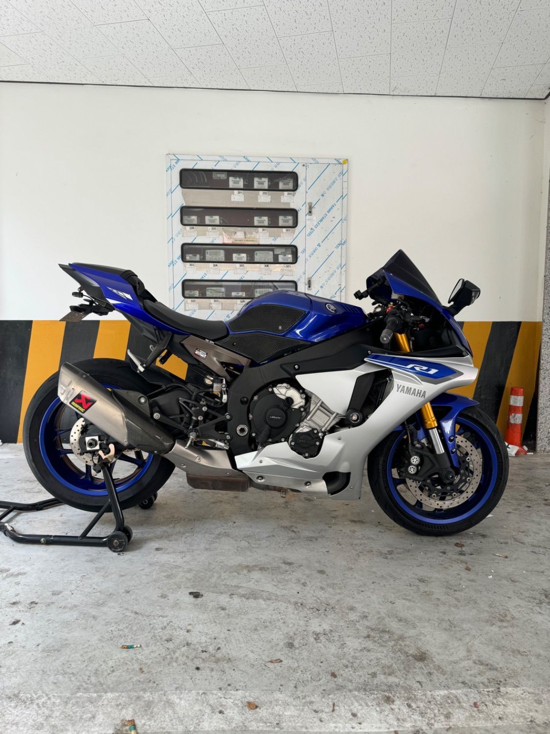 야마하 YZF R1 thumb 2