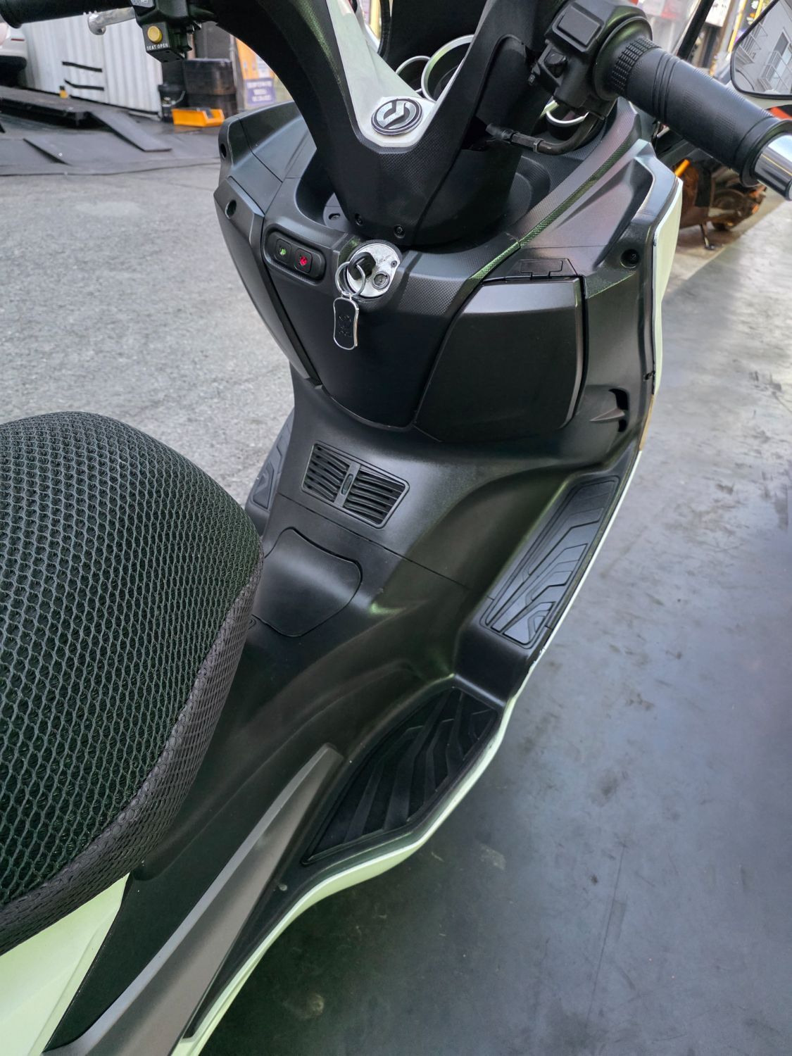 SYM 조이맥스 300 i 11