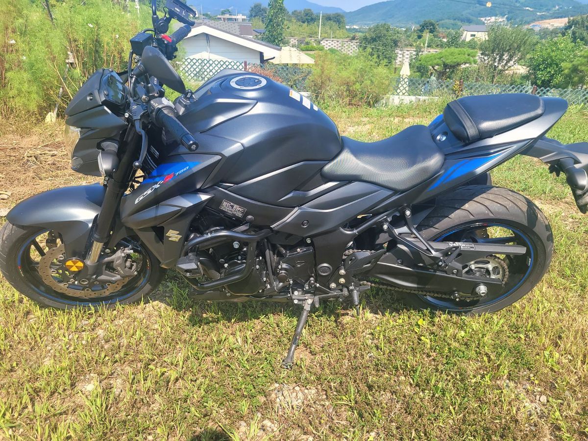 스즈키 GSX S 750 9