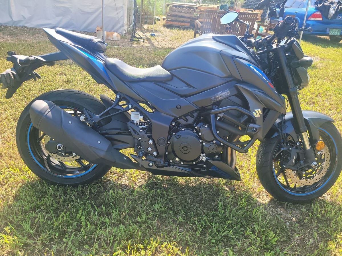 스즈키 GSX S 750 8