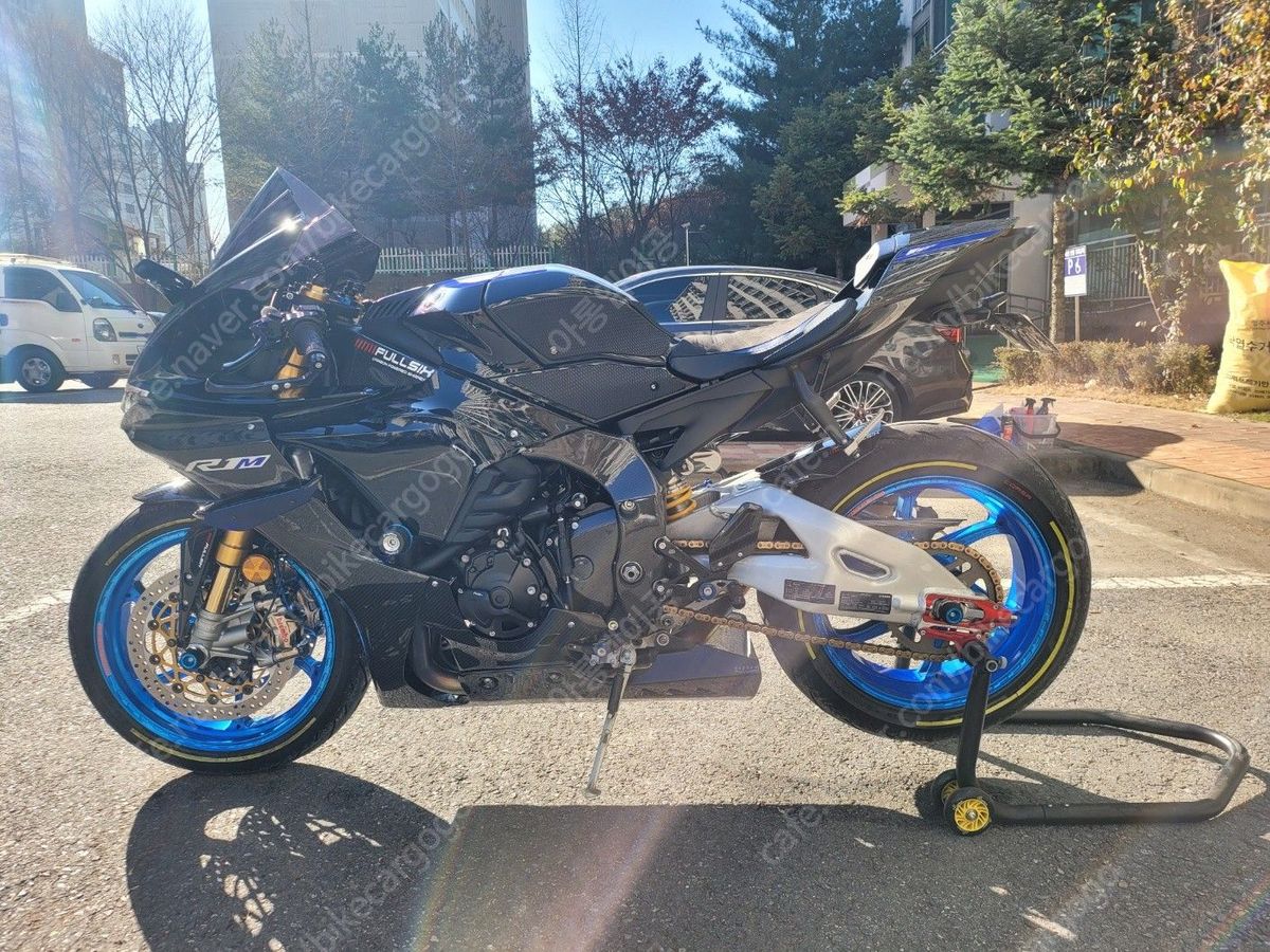 야마하 YZF R1 M thumb 2