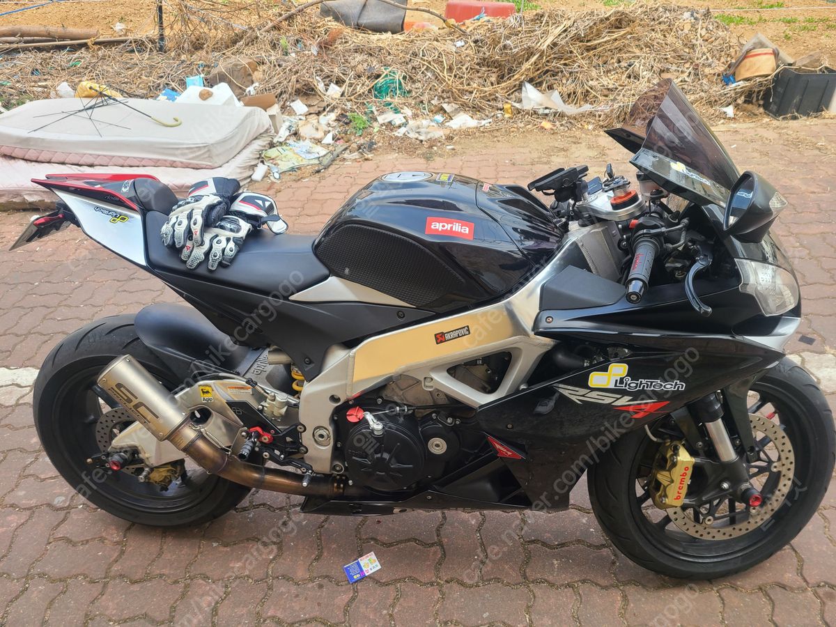 아프릴리아 RSV 4 R 4
