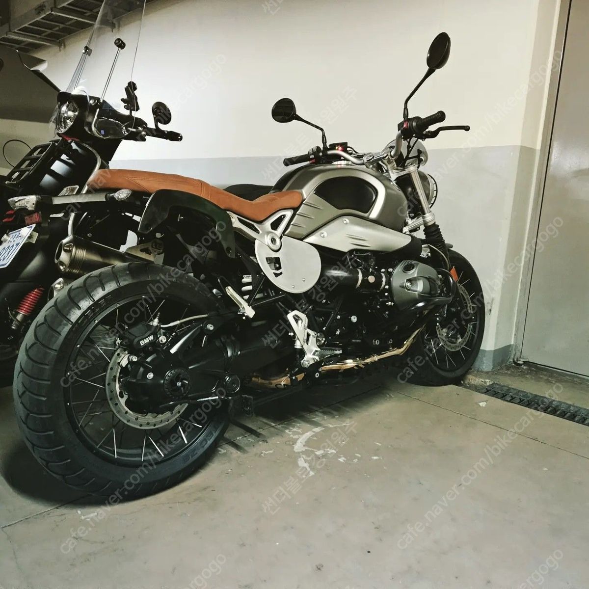 BMW R nine T 스크램블러 main