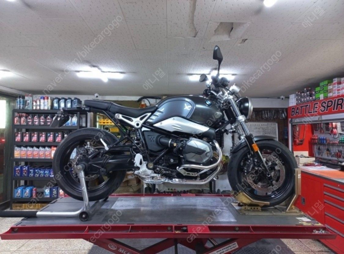BMW R nine T  4