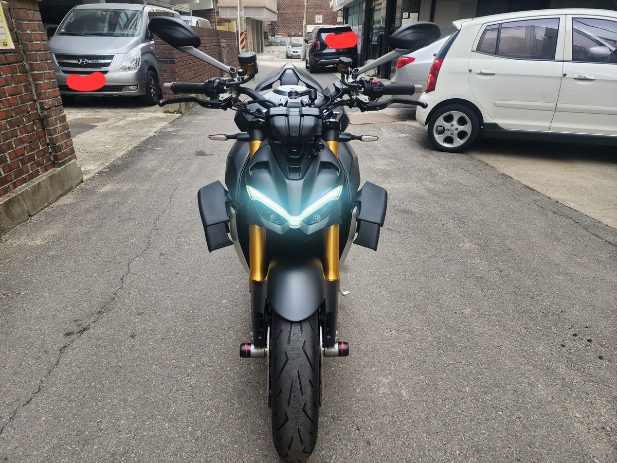 두카티 스트리트파이터 V4 S more