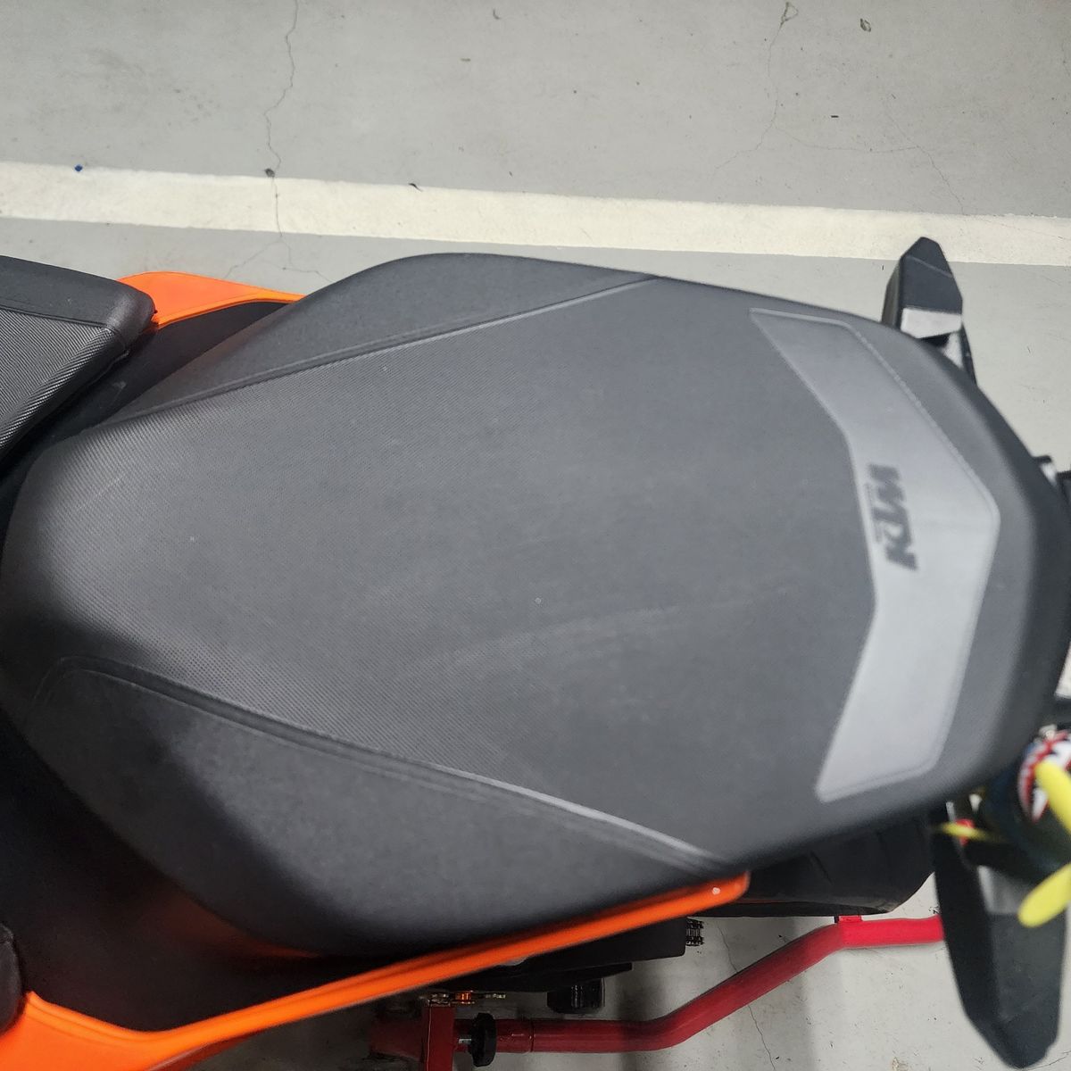 KTM 890 듀크 GP 12