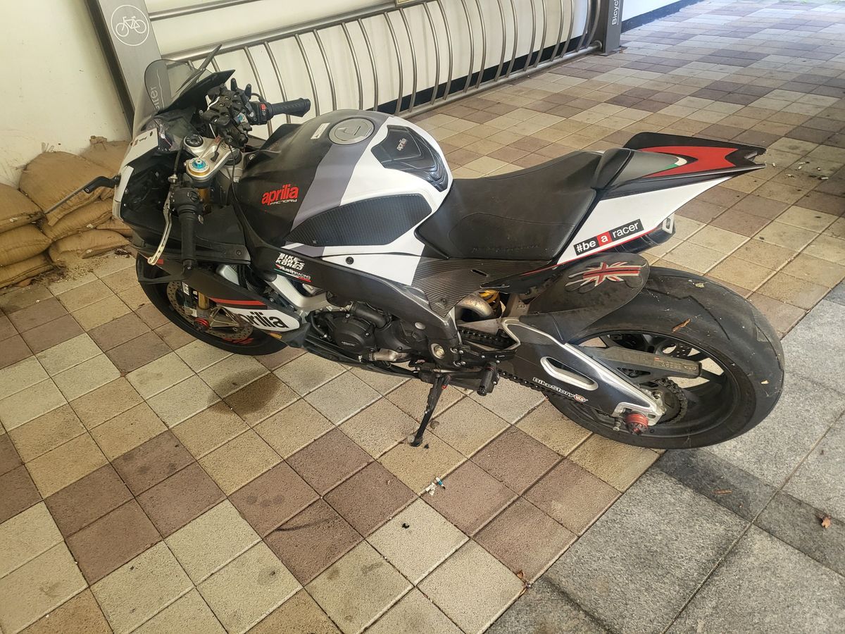 아프릴리아 RSV 4 RF 4