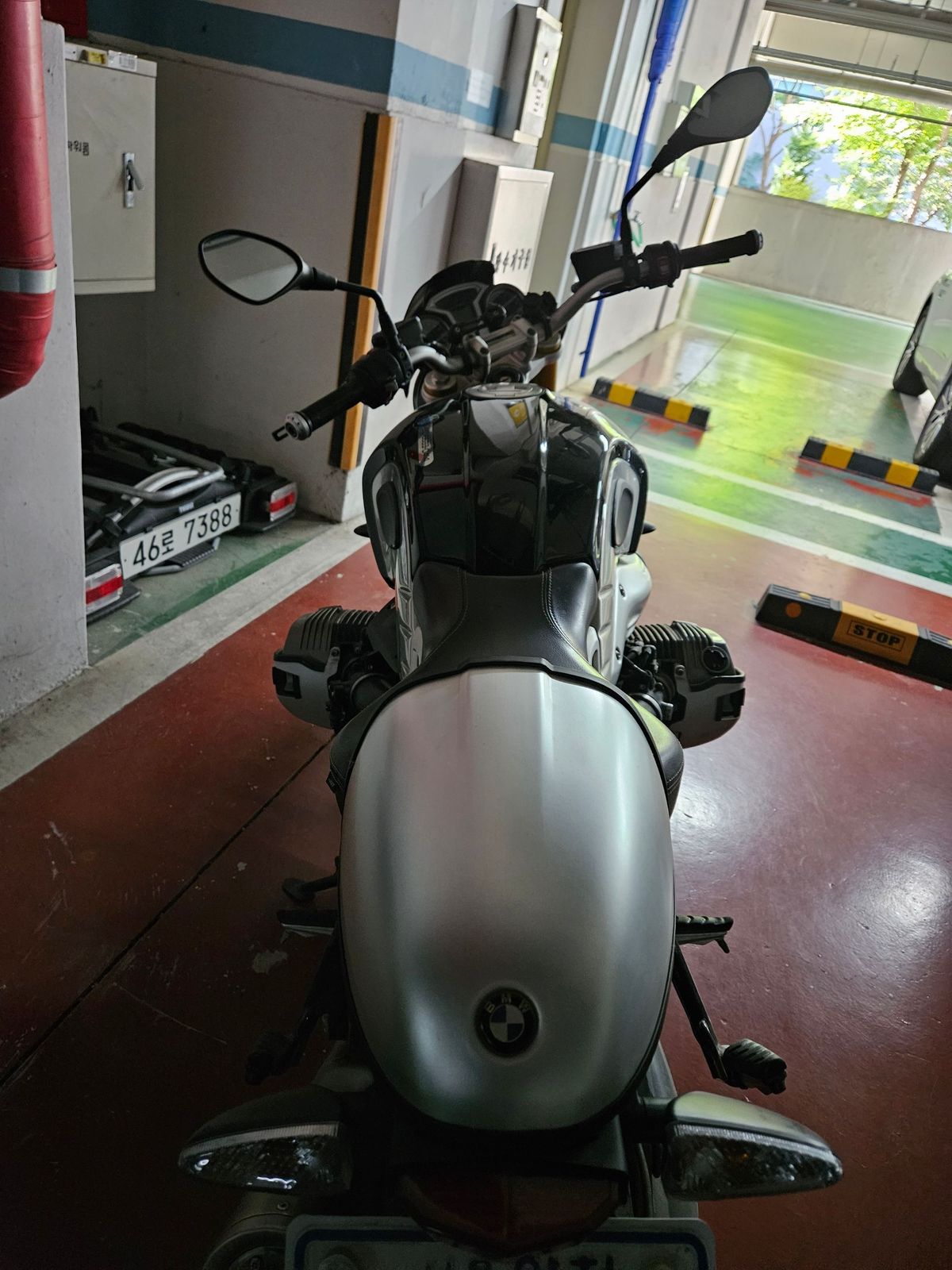 BMW R nine T more