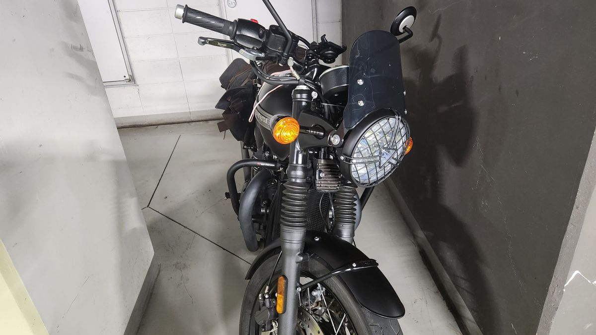 트라이엄프 본네빌 T120 블랙 9