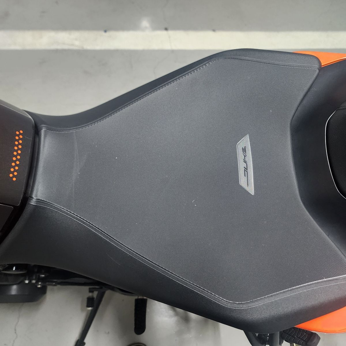 KTM 890 듀크 GP 8