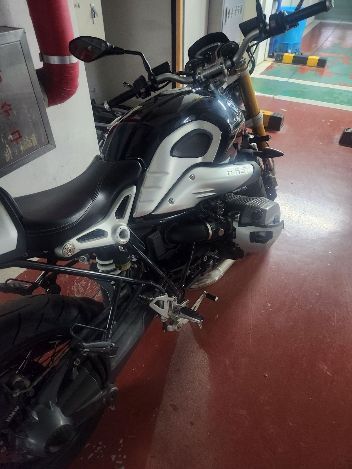 BMW R nine T 8