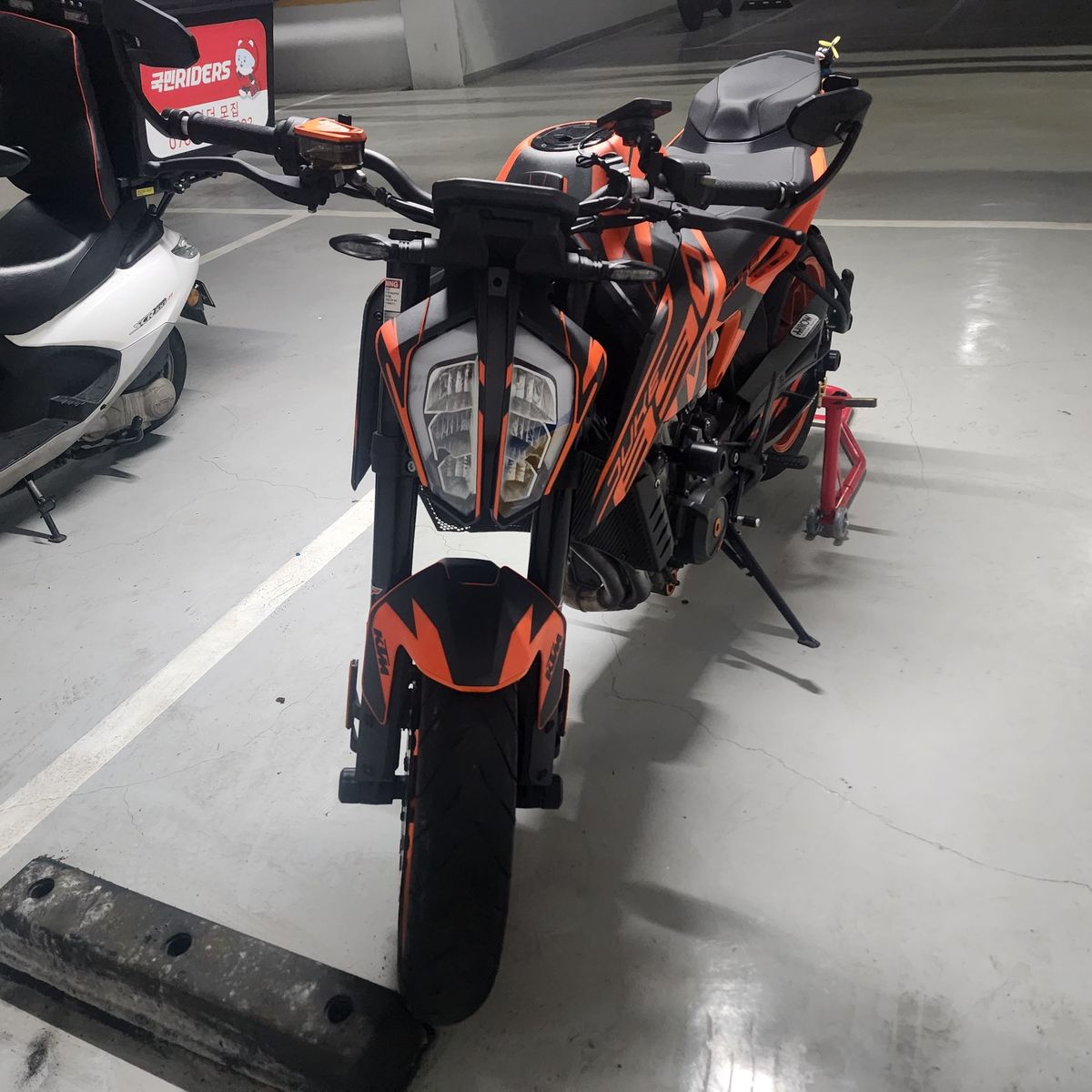 KTM 890 듀크 GP more