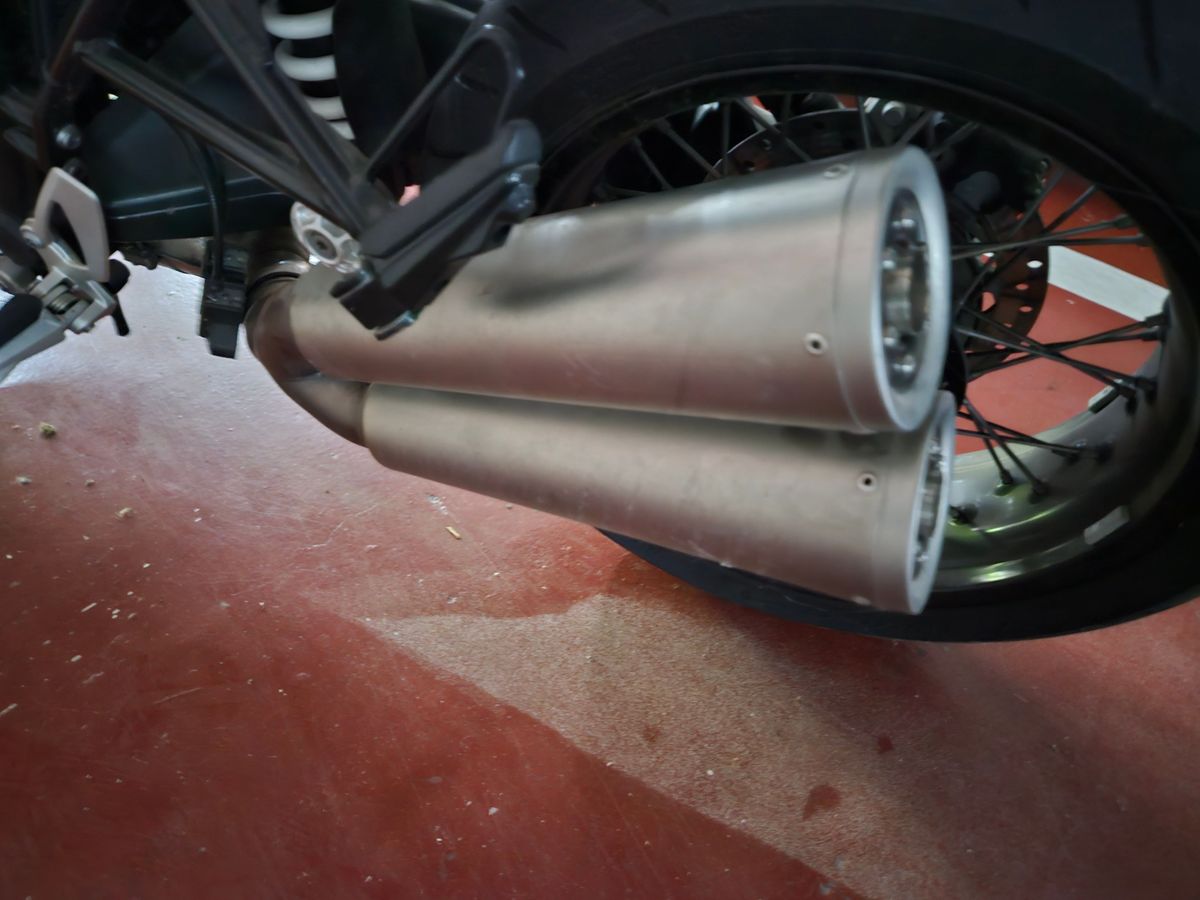 BMW R nine T  10