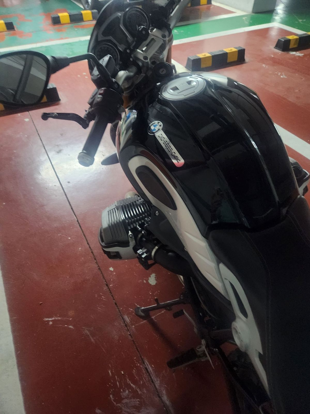 BMW R nine T  8