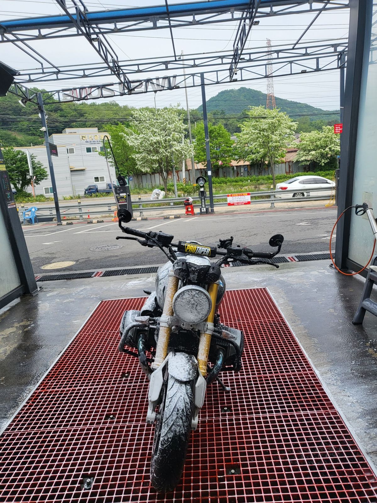 BMW R nine T  more