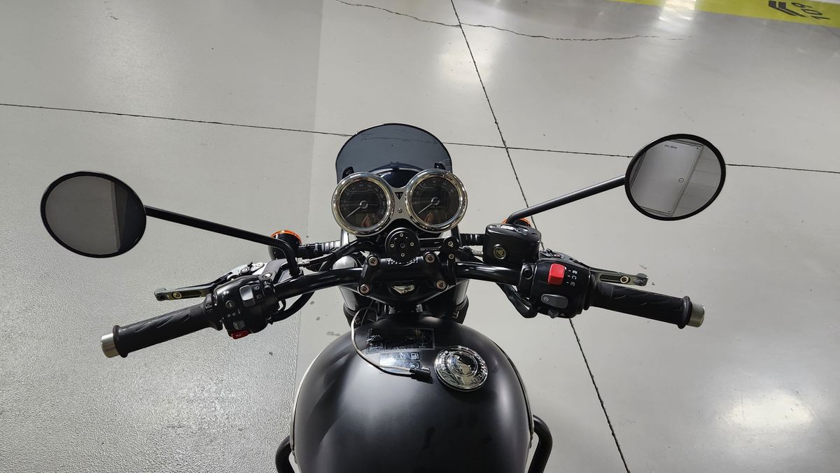 트라이엄프 본네빌 T120 블랙 6