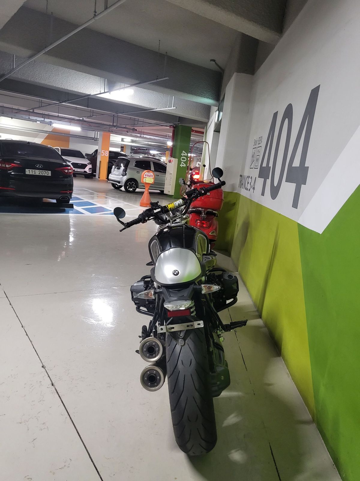 BMW R nine T  4
