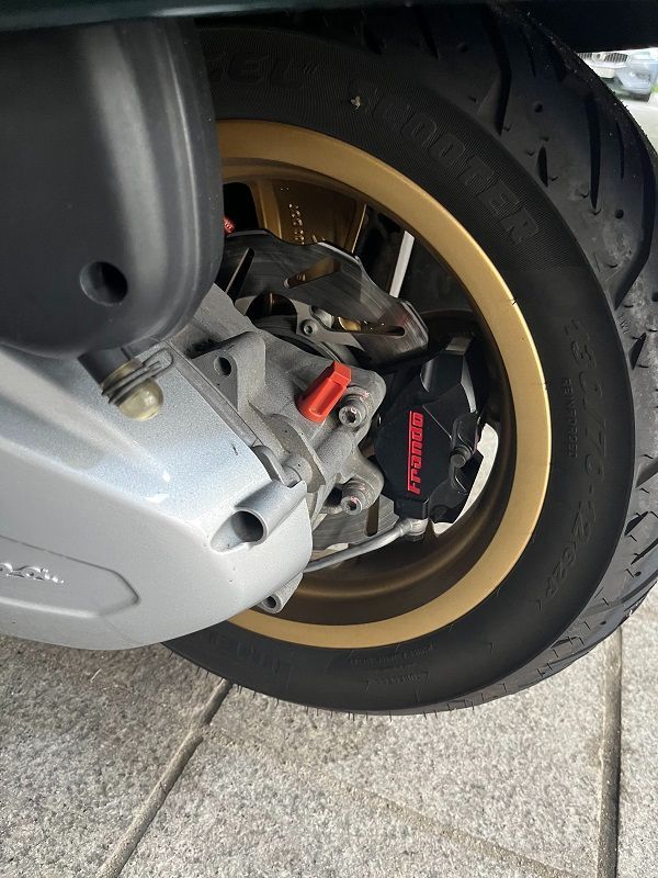 베스파 GTS 300 슈퍼 레이싱 식스티 8